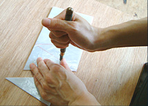 ガラスにパターンをトレースし、ガラスカッターでカットする。