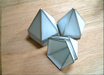 半田づけし、11個のコーンと月のある部品を作る。